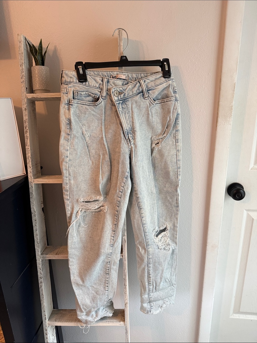 Light Wash Distressed Women’s Jeans - SO
